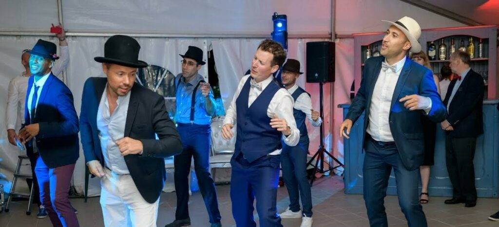 Amis qui posent ensemble après un cours de danse pour EVG à Barcelone - photo de groupe souriante au mariage
