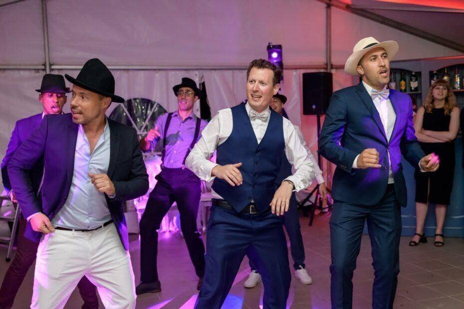 Groupe d'amis apprenant des pas de salsa pendant un EVG à Barcelone - cours privé dans un studio du Born