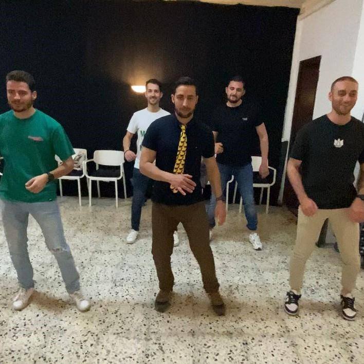 Groupe d'amis pendant leur EVG à Barcelone - activité cours de danse
