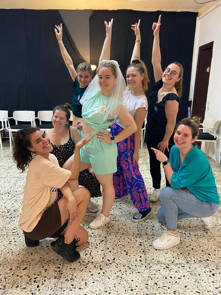 Grupo de mujeres sonrientes posando durante una clase de baile Girly privada en un estudio en el corazón de Barcelona