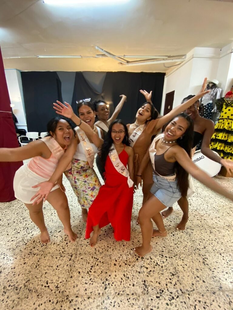 Grupo sonriendo mientras descubre los pasos básicos de la bachata en una clase de baile privada en Barcelona