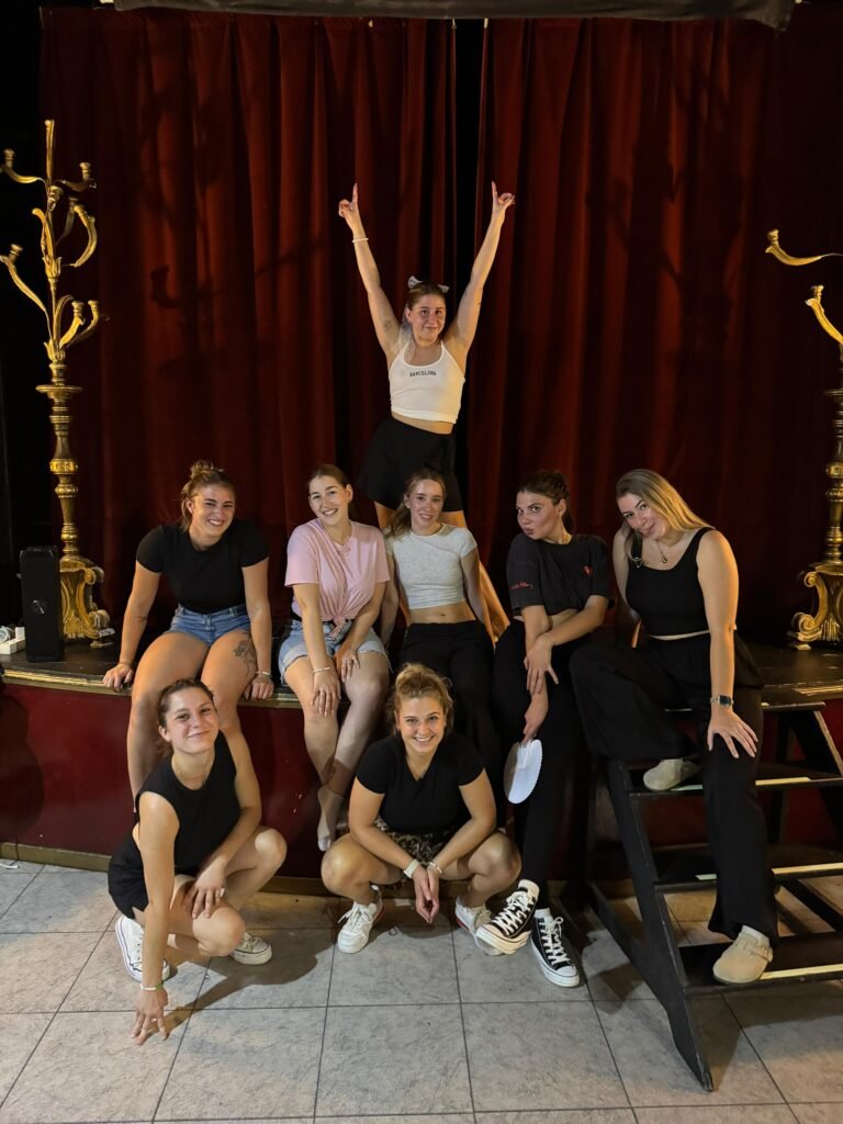 Clase de reggaetón en Barcelona — participantes de despedida bailando reggaetón