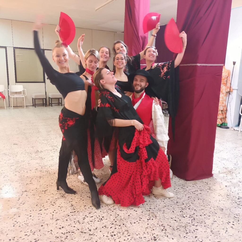 Clase de flamenco organizada para un off site de empresa - actividad de team building para romper el hielo