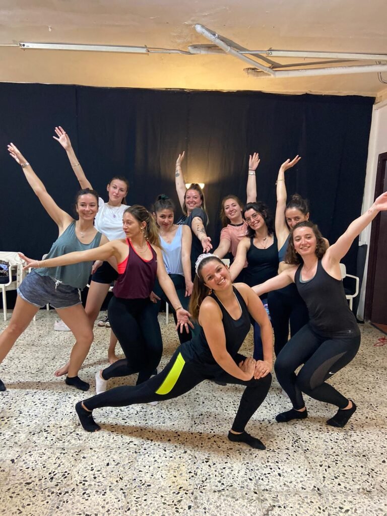 Equipo sonriente posando al final de un taller de baile Girly en un estudio privado en el corazón de Barcelona