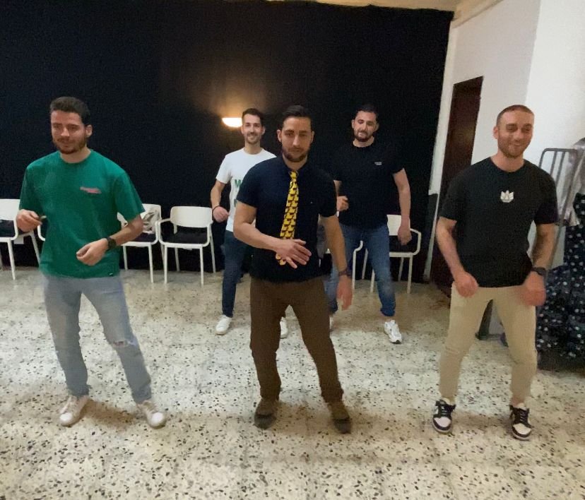 Grupo de amigos riéndose durante una clase de baile para despedida de soltero en Barcelona