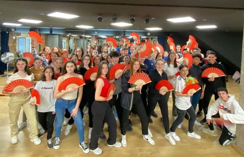 Un grupo de estudiantes de secundaria durante un taller de iniciación en Barcelona, en una sala de baile situada en el centro de la ciudad