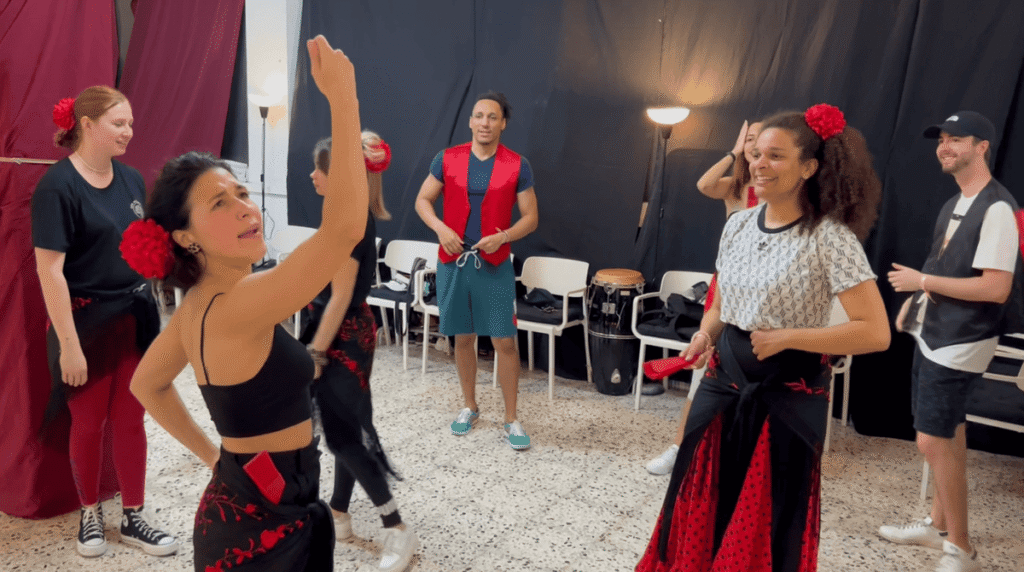Un grupo aprende y baila flamenco en un taller de cohesión de equipo en Barcelona, clase privada en el centro de la ciudad