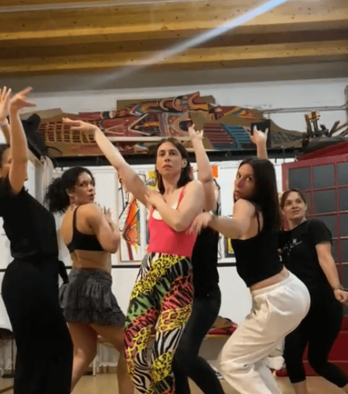 Clase de salsa para despedida de soltera — amigas practicando giros de salsa en un estudio del Born en Barcelona