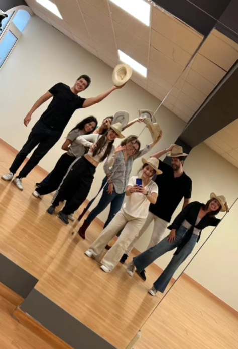 Grupo de empleados bailando country en línea durante un team building en Barcelona - line dance colectiva en un estudio amplio