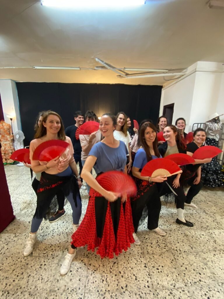 Para su despedida de soltera las amigas de la novia han organizado una clase de flamenco. Tienen abanicos y vestidos tipicos del baile