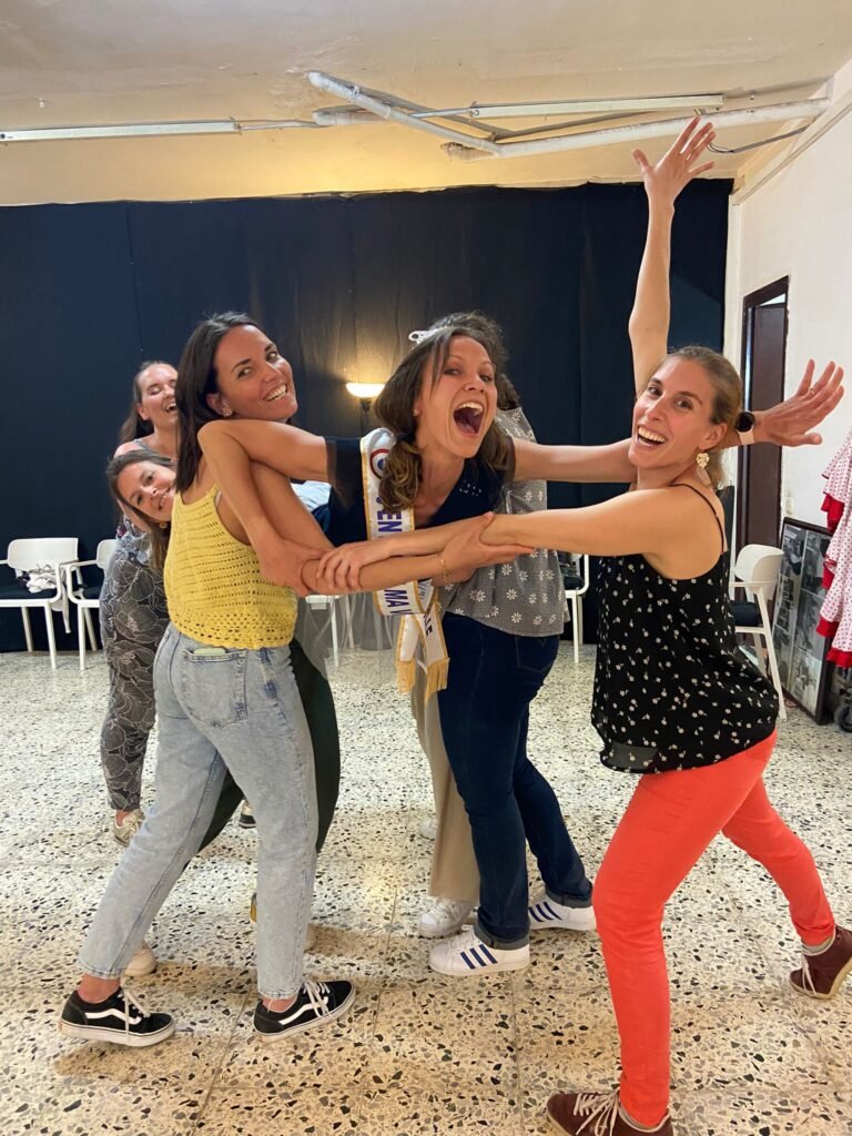Grupo de mujeres riendo y posando con actitud durante una clase de baile Girly privada en Barcelona