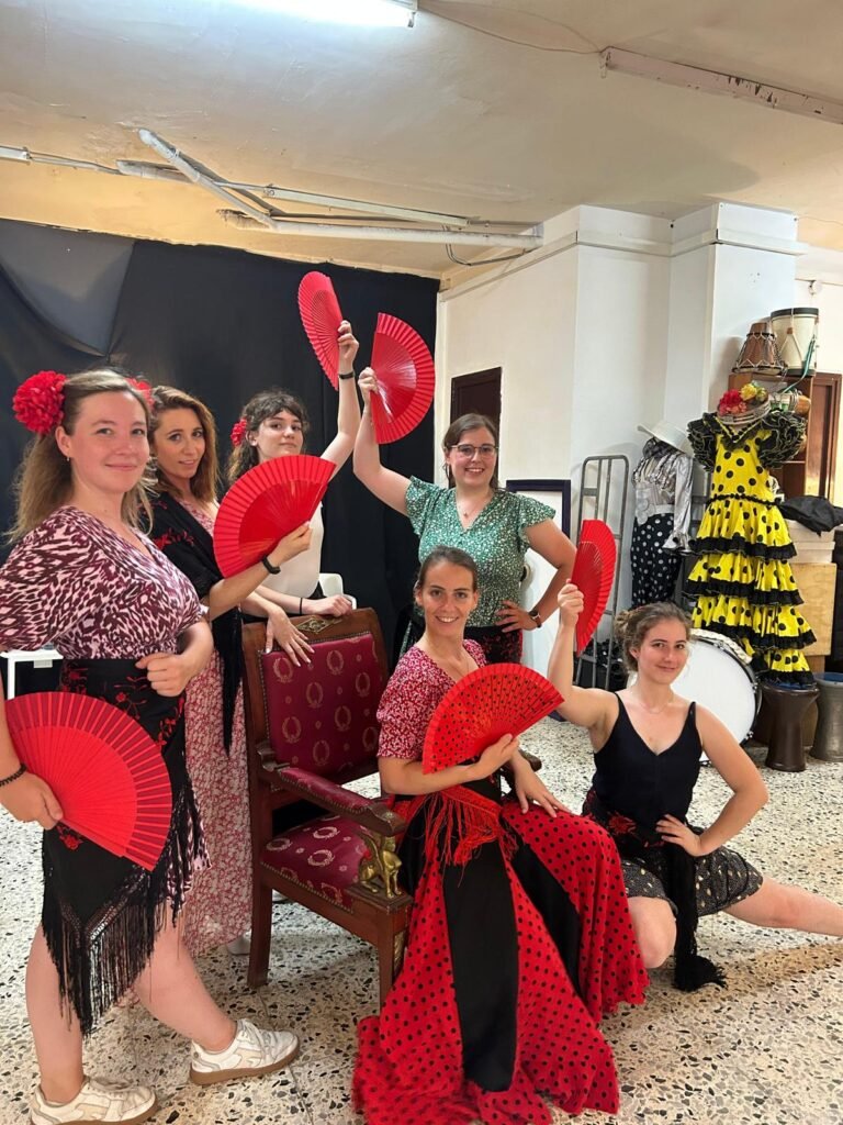 Un grupo de amigas aprendiendo pasos de flamenco durante un taller privado en Barcelona: clase de flamenco para una despedida de soltera en el barrio del Born