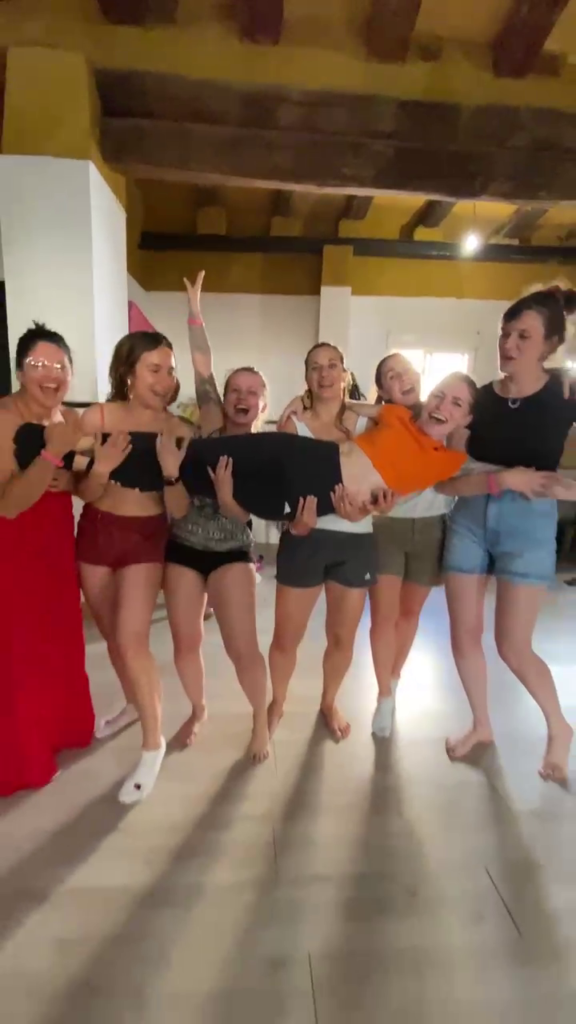 Equipo de empresa aprendiendo los movimientos fluidos de la bachata en un taller team building en Barcelona