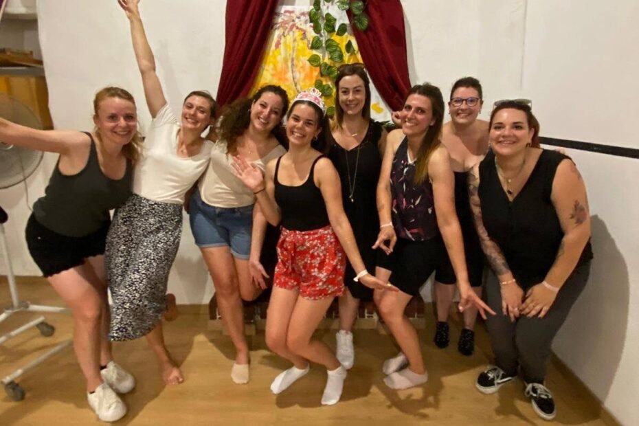 Grupo de mujeres disfrutando de una clase de baile en su despedida de soltera en Barcelona