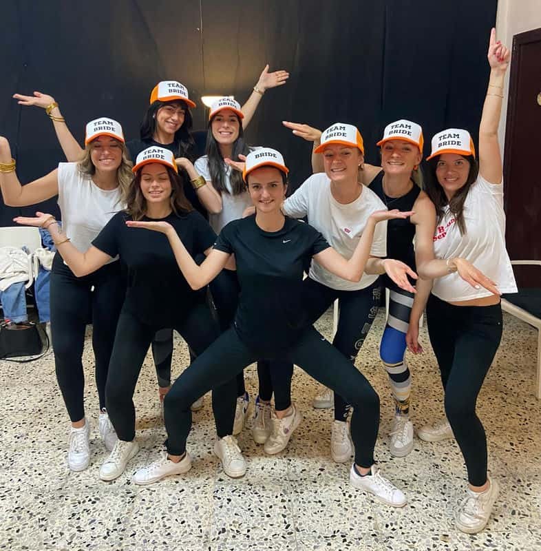 Grupo de mujeres divirtiéndose y moviéndose al ritmo del hip-hop durante una clase de twerk privada en Barcelona