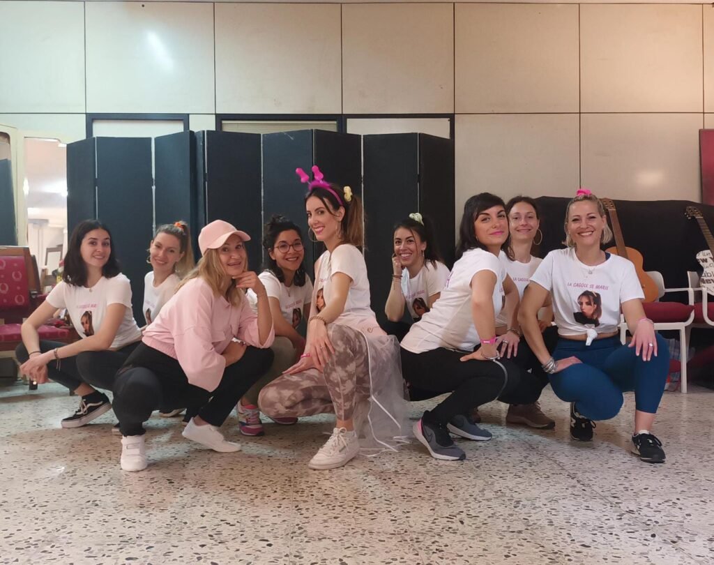 Equipo sonriente soltándose durante un taller de twerk team building en un estudio en Barcelona