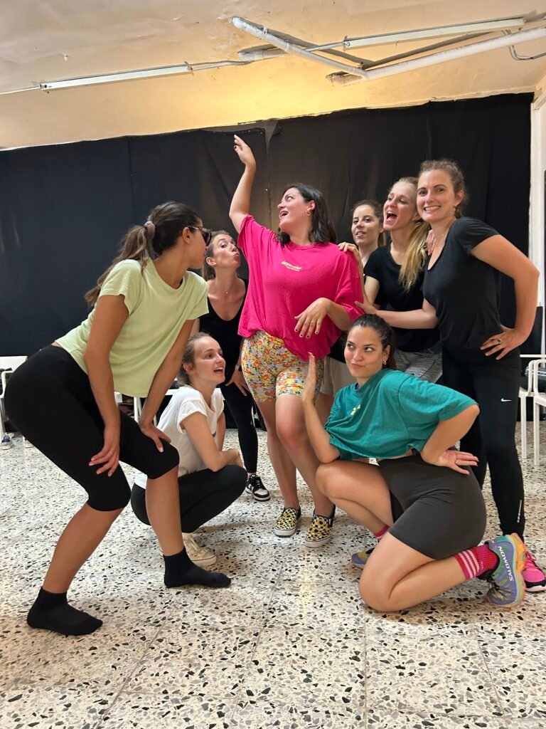 Grupo de amigas cómplices y sonrientes durante una clase de lady styling en nuestro estudio de baile en Barcelona