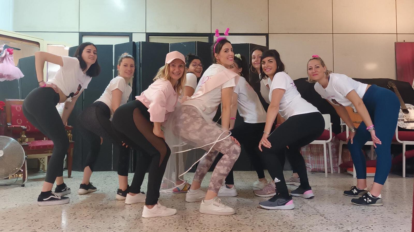 Clase de twerk para despedida de soltera en Barcelona — participantes riéndose mientras aprenden movimientos de twerk