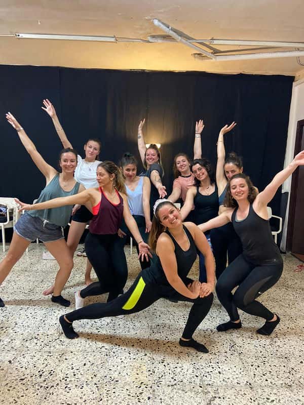 Private dance class Barcelona for small group - cultural activity during city break