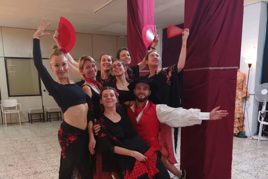 Un groupe de collègues pendant un cours de flamenco lors d'un team building à Barcelone – les participants prennent la pose dans un studio de danse