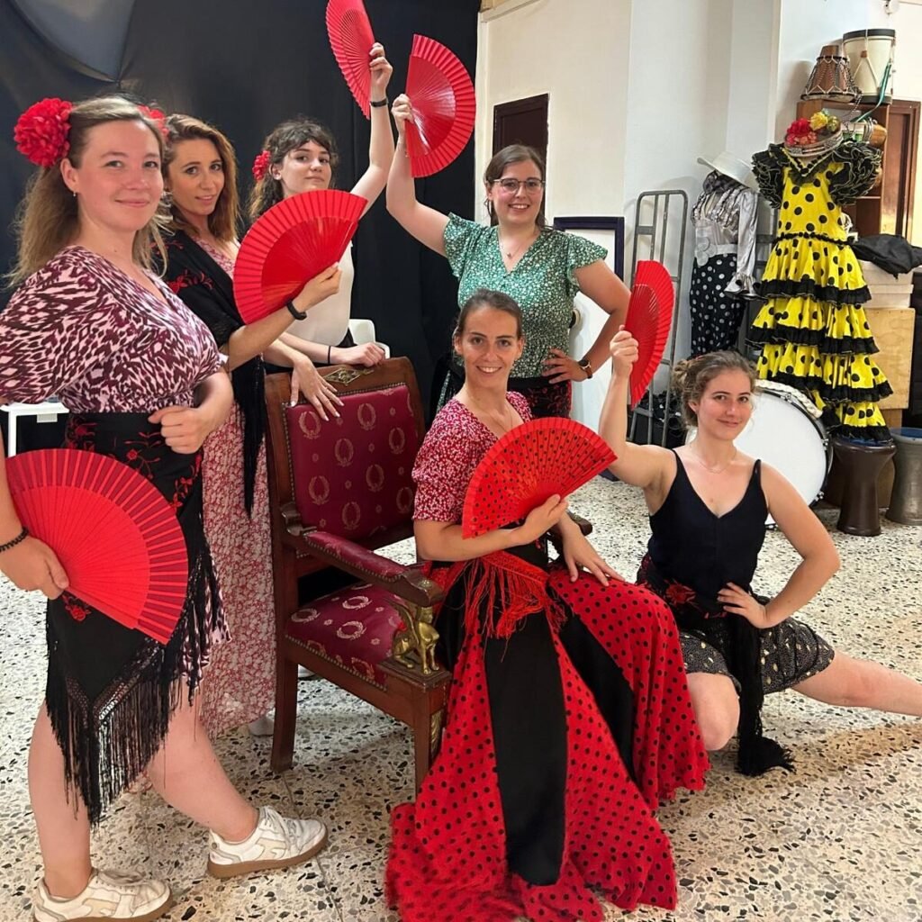 Un groupe d'amies apprend les pas de flamenco lors d'un atelier privé à Barcelone - cours de flamenco pour un enterrement de vie de jeune fille dans le quartier du Born